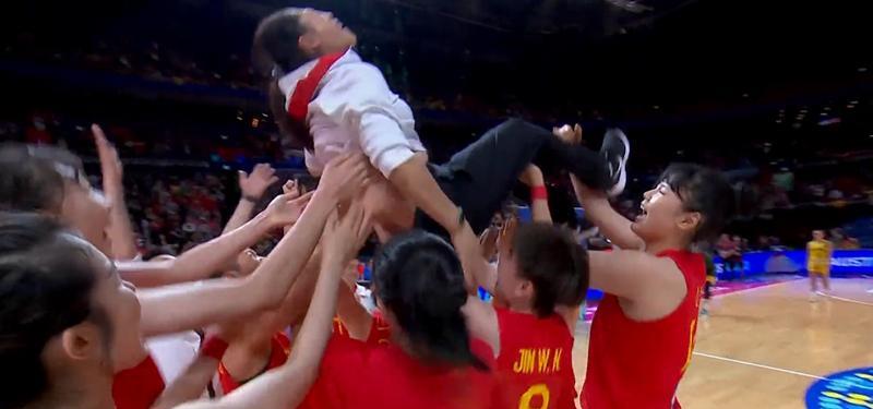打破魔咒！中国女篮场边的著名“观众”：低调击掌庆祝，笑眯了眼(7)