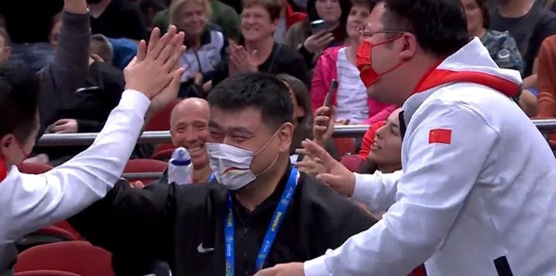 打破魔咒！中国女篮场边的著名“观众”：低调击掌庆祝，笑眯了眼(9)