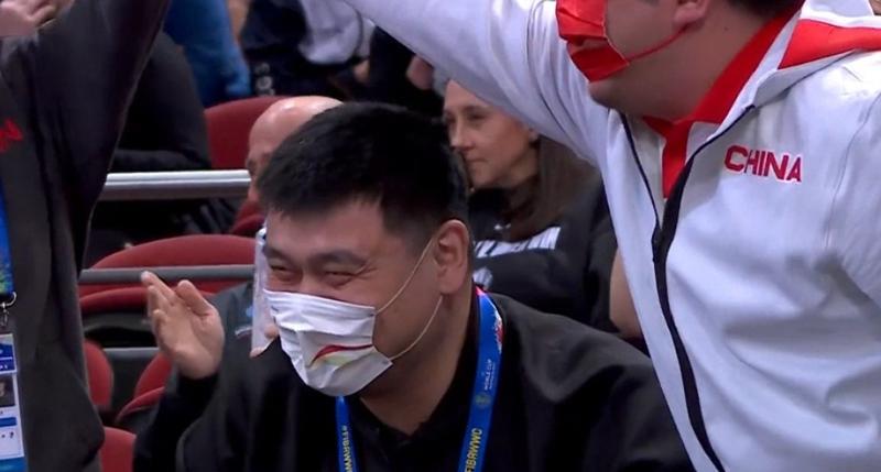 打破魔咒！中国女篮场边的著名“观众”：低调击掌庆祝，笑眯了眼(10)