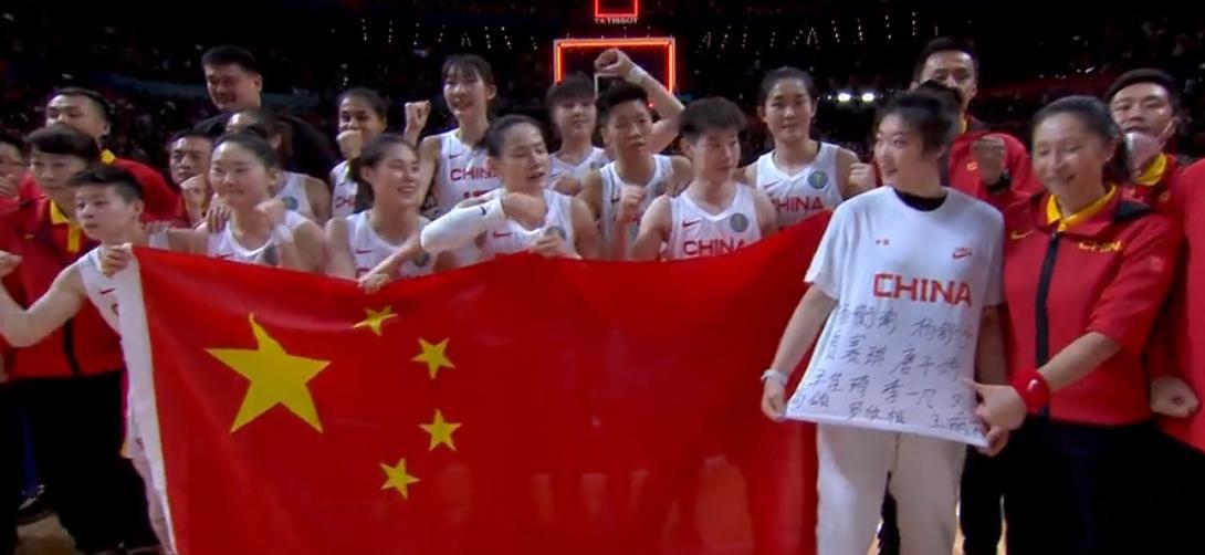 人民日报点赞，中国女篮赛后暖心细节，特制T恤写满了球员名字(2)