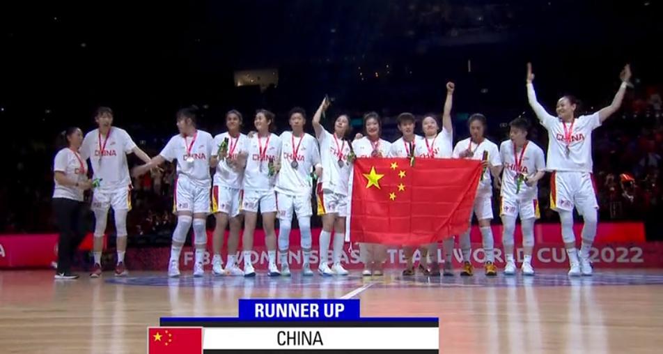 人民日报点赞，中国女篮赛后暖心细节，特制T恤写满了球员名字(4)
