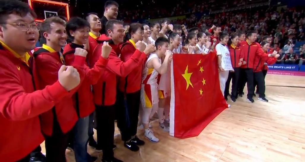 人民日报点赞，中国女篮赛后暖心细节，特制T恤写满了球员名字(5)