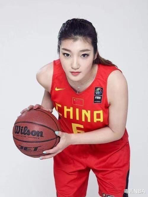 她被誉为“篮球女神”，拒绝西班牙富商追求，称自己只嫁中国男人