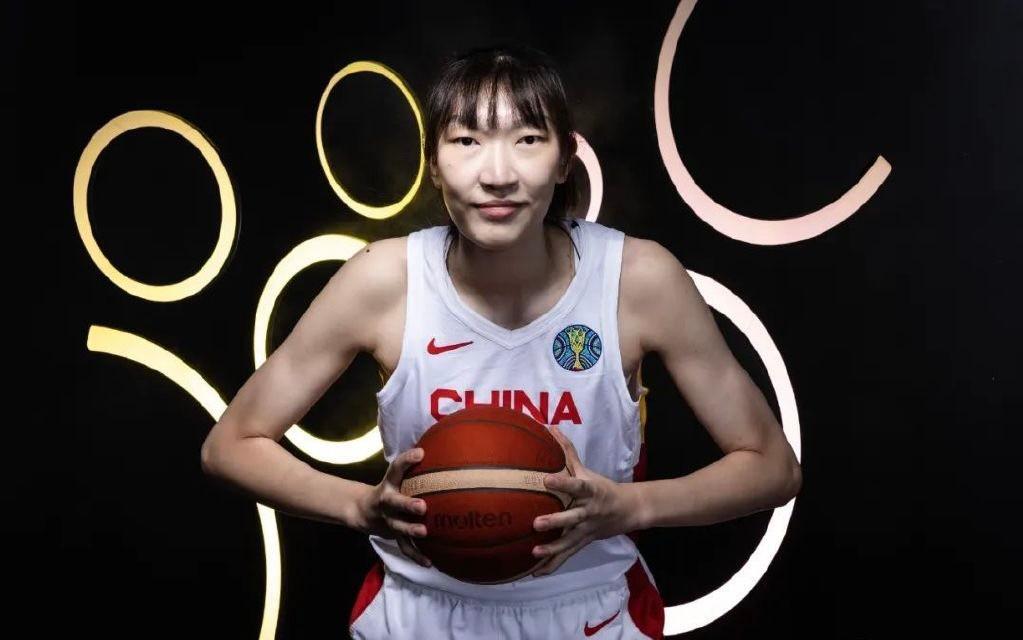 女篮球员翻身！韩旭签约国际品牌，工资400万打底，待遇远胜男篮(4)