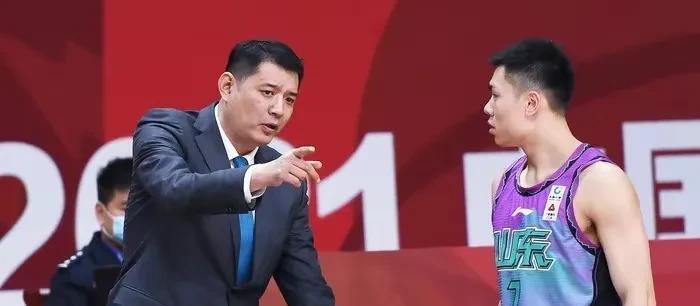 逍遥王巩晓彬在篮球圈的地位，杨毅直呼: 他就是山东省的乔丹！