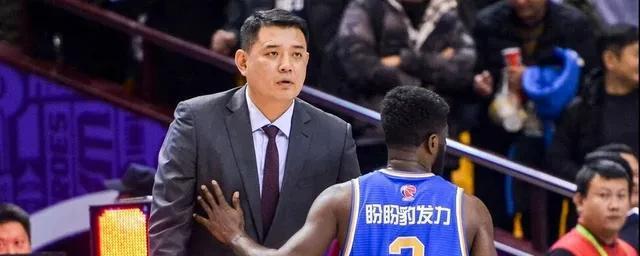 逍遥王巩晓彬在篮球圈的地位，杨毅直呼: 他就是山东省的乔丹！(4)