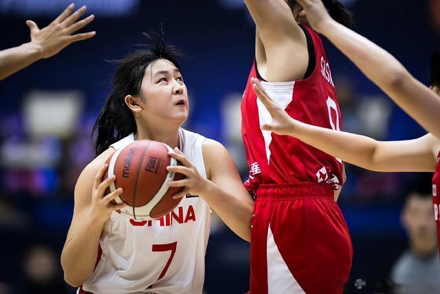 中国女篮惨败日本队！1米58后卫摘下篮板王，身高优势成为笑话