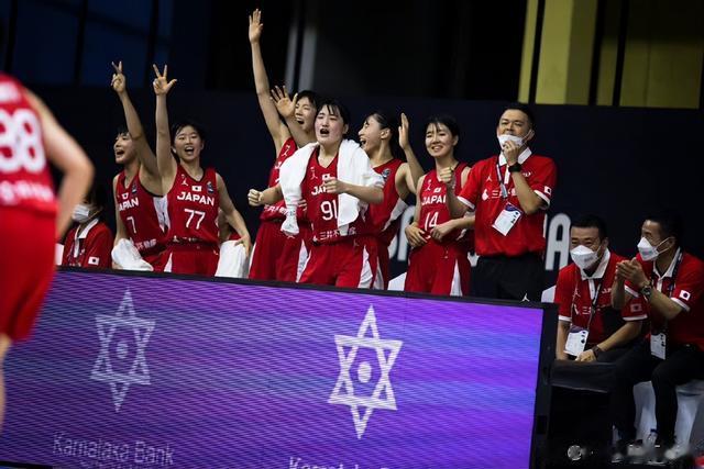 中国女篮惨败日本队！1米58后卫摘下篮板王，身高优势成为笑话(2)