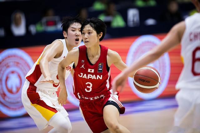 中国女篮惨败日本队！1米58后卫摘下篮板王，身高优势成为笑话(3)