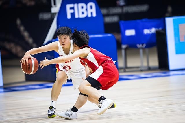 中国女篮惨败日本队！1米58后卫摘下篮板王，身高优势成为笑话(4)