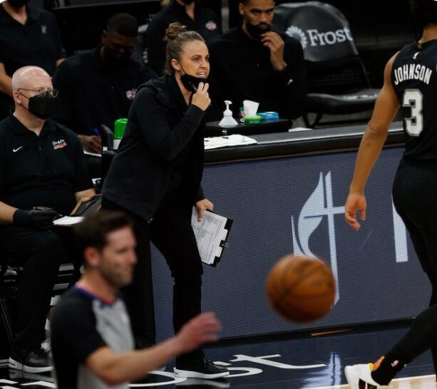 贝基·哈蒙任NBA首位女主教练暂无望，返回女篮带兵(3)