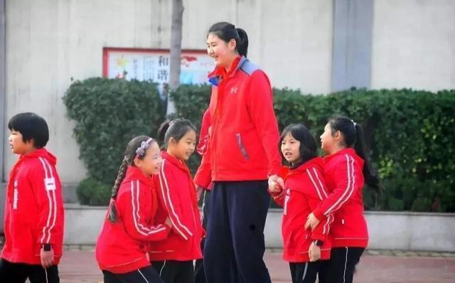 女篮未来之星，比姚明高1厘米，场均34.9分和7.4个篮板，年仅15岁(2)