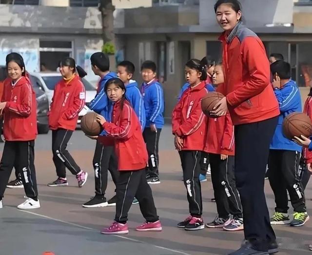 女篮未来之星，比姚明高1厘米，场均34.9分和7.4个篮板，年仅15岁(4)