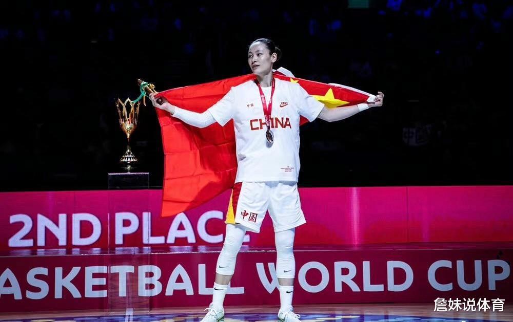 好消息！中国女篮队长完成永久转会，走马上任新身份，郑薇也高兴