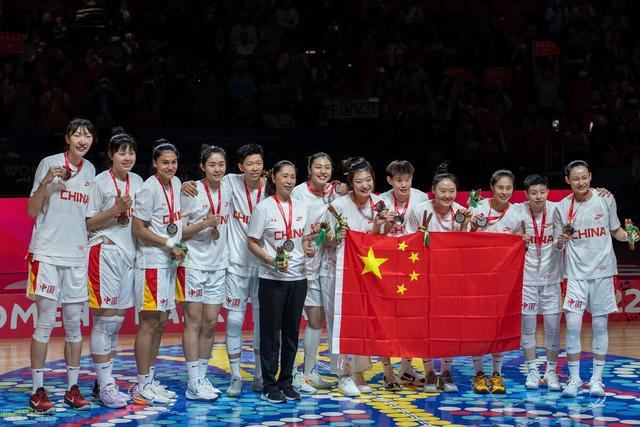 体育局官宣，王思雨获评高级教练职称，女篮仅她1人，超越李梦(1)