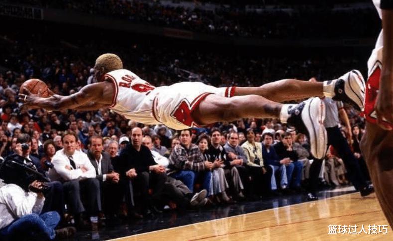 NBA那些非人类瞬间：字母哥飞跃哈达威暴扣 科比反地心引力扣篮(4)