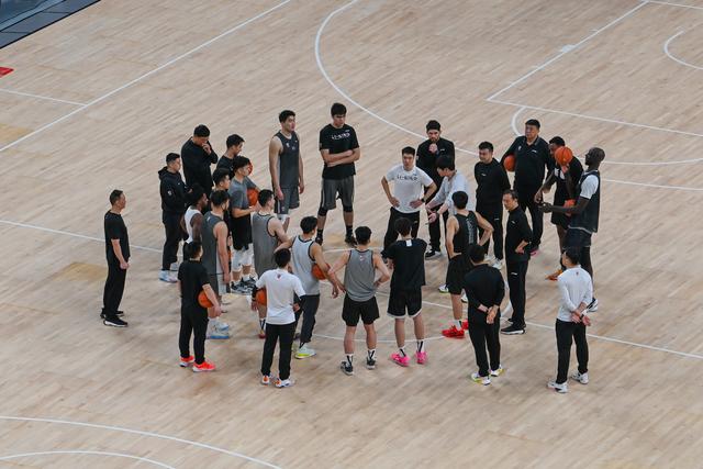 （体育）篮球——新疆男篮启用新主场(2)