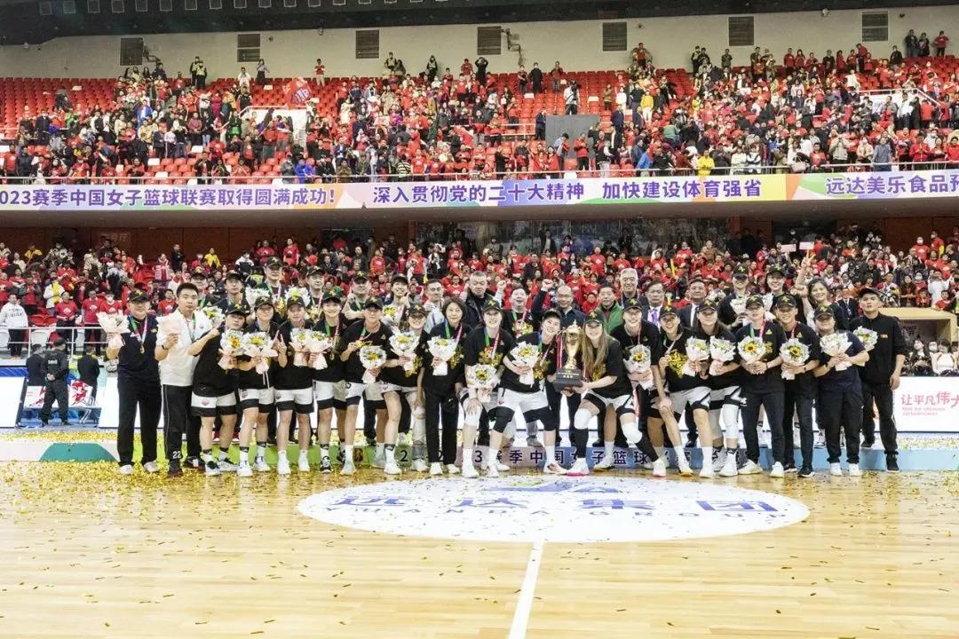 逆转内蒙古女篮历史性赢得WCBA联赛总冠军的四川女篮，18日用一封公开信致谢球迷(3)
