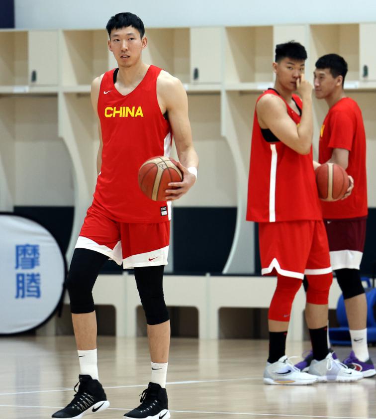 周琦现身男篮训练赛，香港东方证明实力，CBA或加入新成员(4)