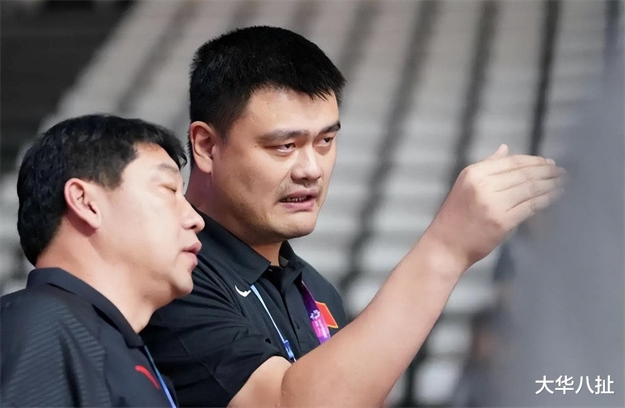 中国男篮黄金一代首发五虎现状：有当官的、当教练的，只有他还在坚持(24)