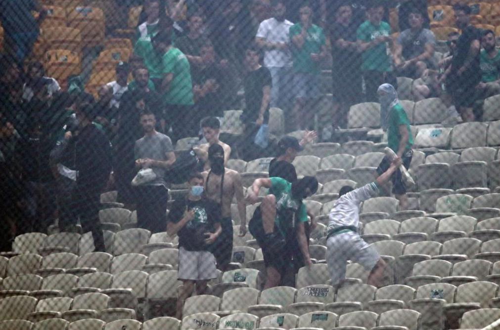 希腊联赛总决赛现场有人扔炸弹！字母哥在现场观看比赛！(6)