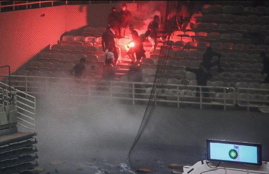 希腊联赛总决赛现场有人扔炸弹！字母哥在现场观看比赛！(8)