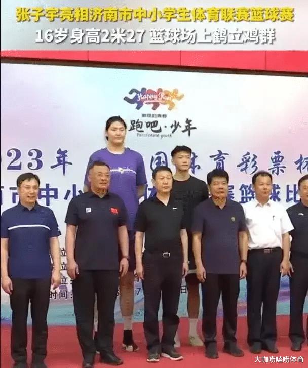 16岁中国篮球天才横空出世！身高2米27，超过姚明，单场62分13板(2)