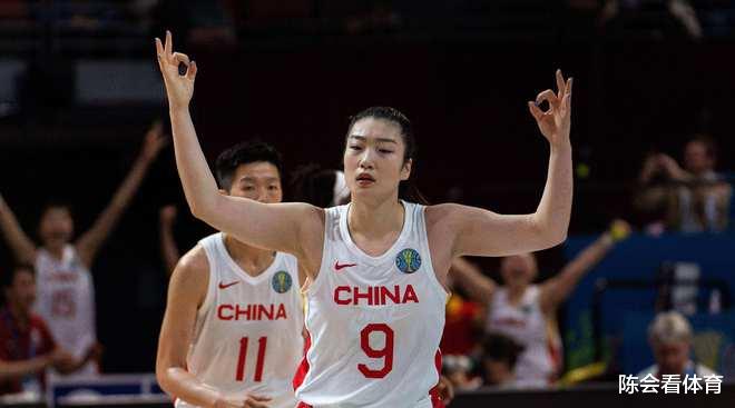 单场62分！中国女篮2米27魔兽崛起，碾压美国队，郑薇收旷世奇才(2)