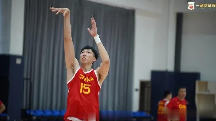 中国男篮官方晒集训照片！
周琦领衔的男篮正在紧张集训，
世界杯关系着奥运会的参赛(1)
