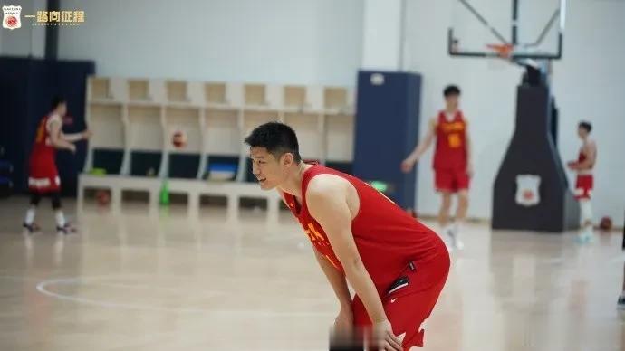 中国男篮官方晒集训照片！
周琦领衔的男篮正在紧张集训，
世界杯关系着奥运会的参赛(3)