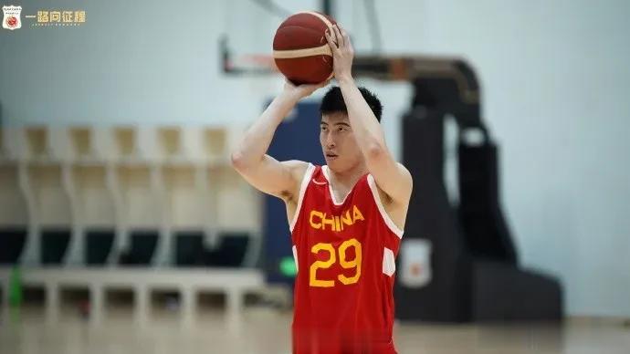 中国男篮官方晒集训照片！
周琦领衔的男篮正在紧张集训，
世界杯关系着奥运会的参赛(4)