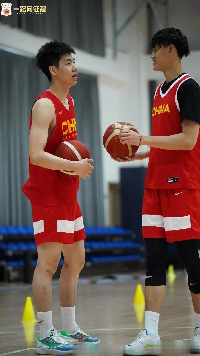 中国男篮官方晒集训照片！
周琦领衔的男篮正在紧张集训，
世界杯关系着奥运会的参赛(5)