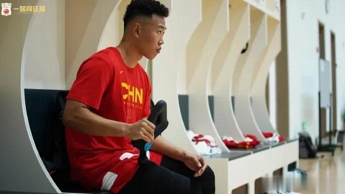 中国男篮官方晒集训照片！
周琦领衔的男篮正在紧张集训，
世界杯关系着奥运会的参赛(6)