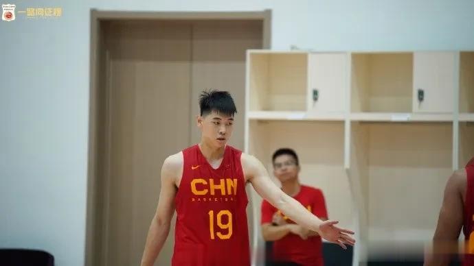 中国男篮官方晒集训照片！
周琦领衔的男篮正在紧张集训，
世界杯关系着奥运会的参赛(7)