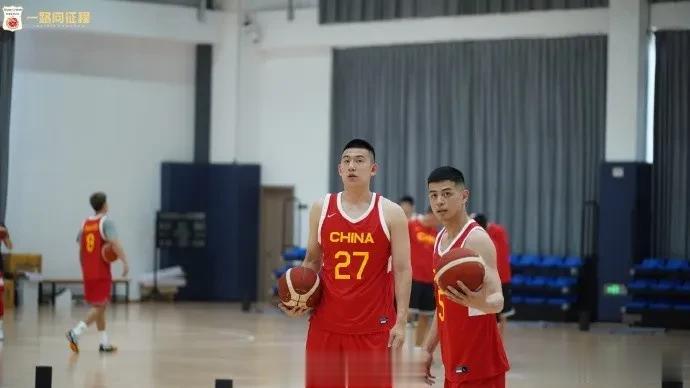 中国男篮官方晒集训照片！
周琦领衔的男篮正在紧张集训，
世界杯关系着奥运会的参赛(8)