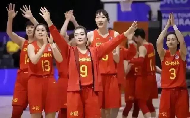 亚洲杯大爆冷，昔日霸主27分惨败出局，中国女篮传喜讯，郑薇欣喜