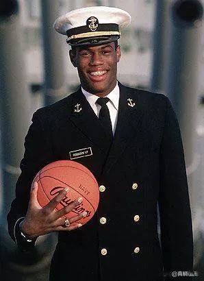 1987状元郎、“海军上将”大卫-罗宾逊新秀赛季的数据为：24.3分12篮板2助(2)