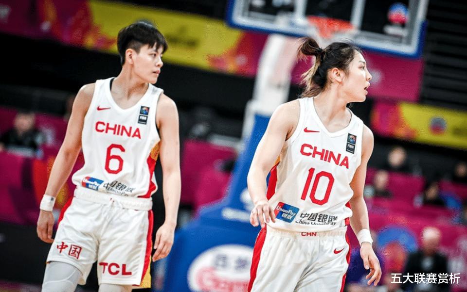 泪目！中国女篮夺冠：谁注意到队长杨利维球衣上的名单？太团结了(1)