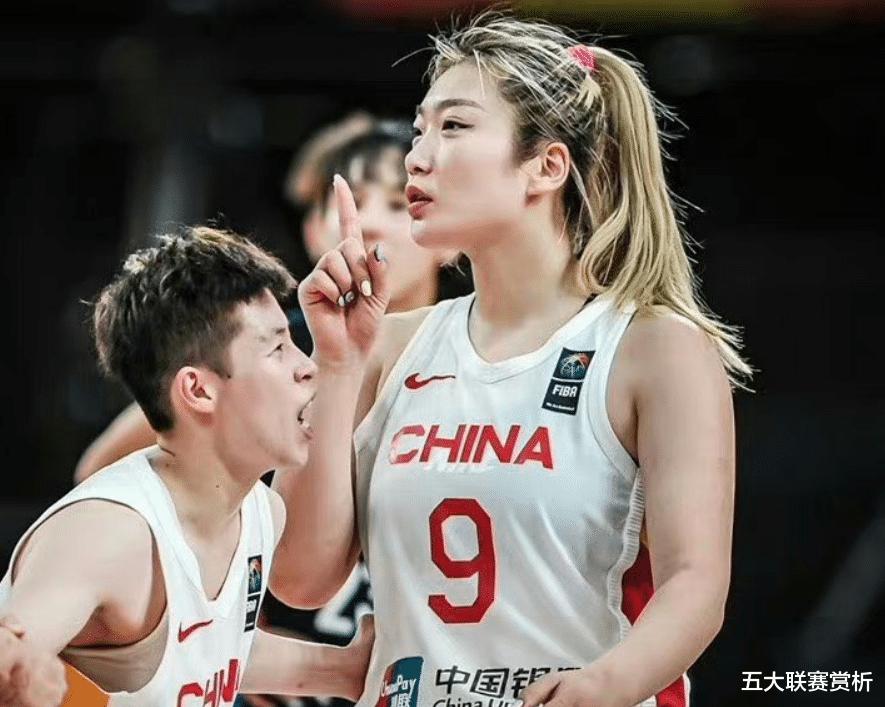 泪目！中国女篮夺冠：谁注意到队长杨利维球衣上的名单？太团结了(2)