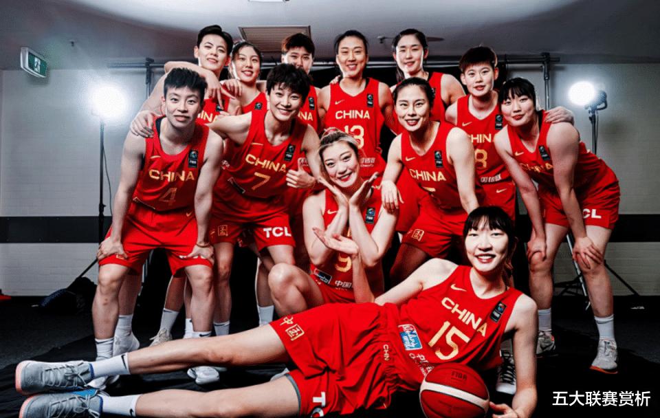 泪目！中国女篮夺冠：谁注意到队长杨利维球衣上的名单？太团结了(3)