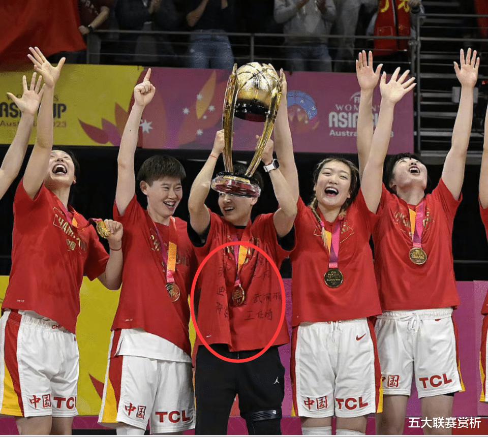 泪目！中国女篮夺冠：谁注意到队长杨利维球衣上的名单？太团结了(4)