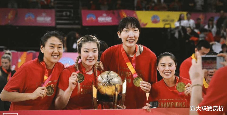 泪目！中国女篮夺冠：谁注意到队长杨利维球衣上的名单？太团结了(5)