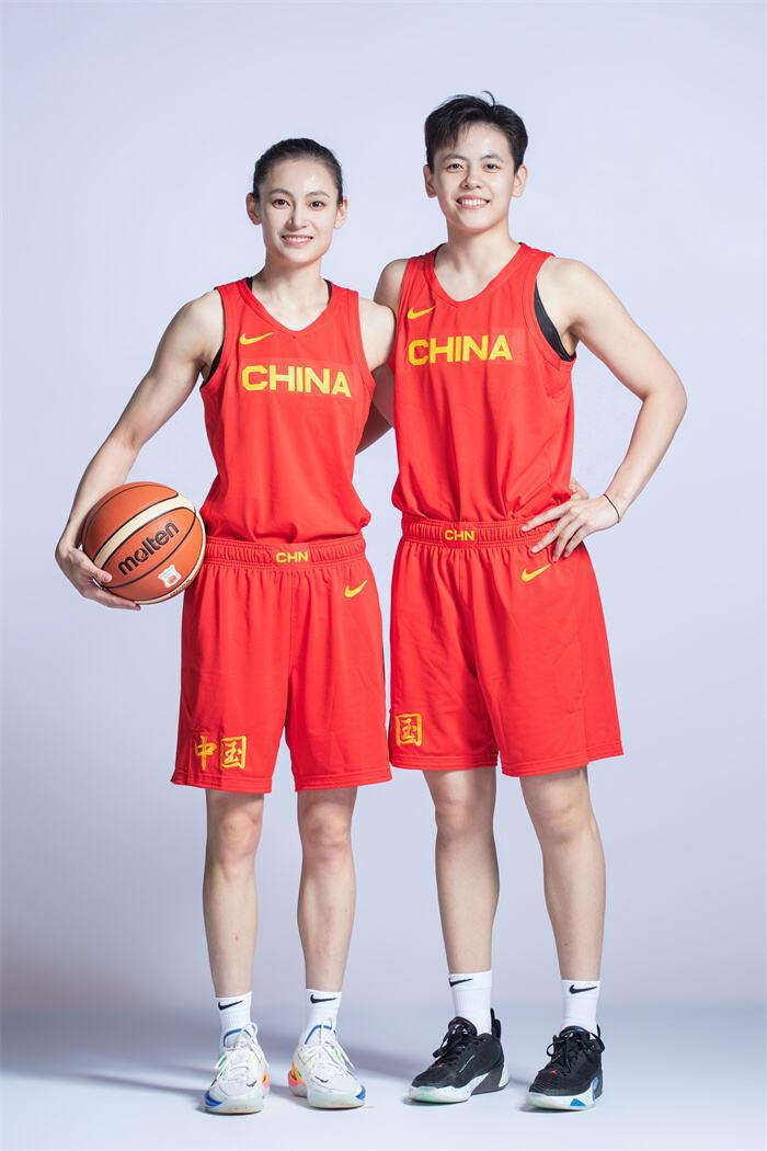 中国女篮队员的妈妈们一起吹牛，杨力维妈妈由最骄傲的成为最担心的。
罗欣棫妈妈：我(1)