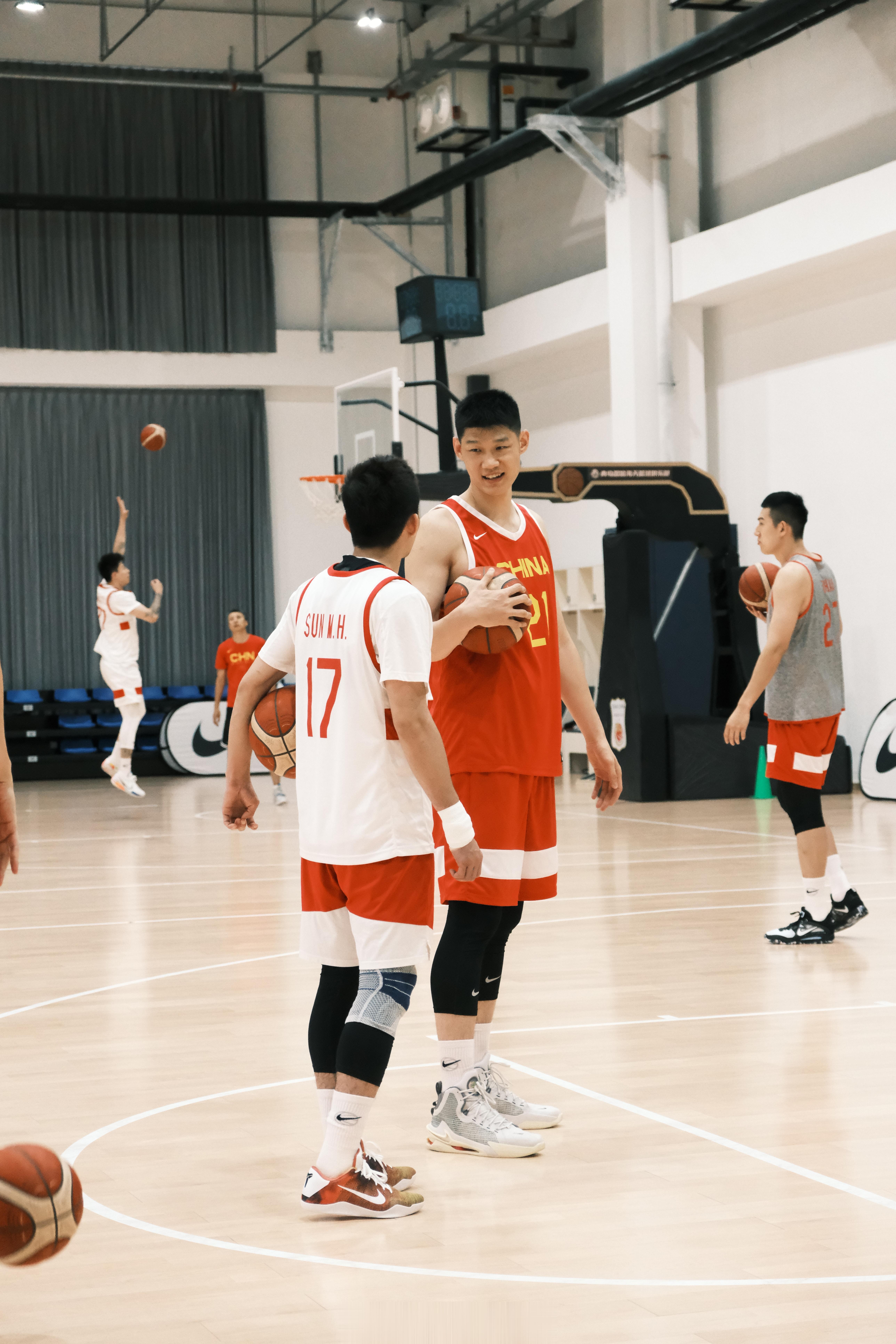 孙铭徽、胡金秋和朱俊龙。#中国男篮# ​​​(2)