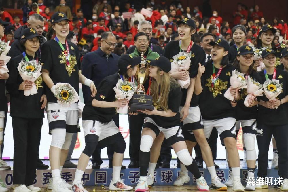 女篮亚洲杯夺冠，篮协却做争议决定，李梦韩旭没事，波及10大国手(3)