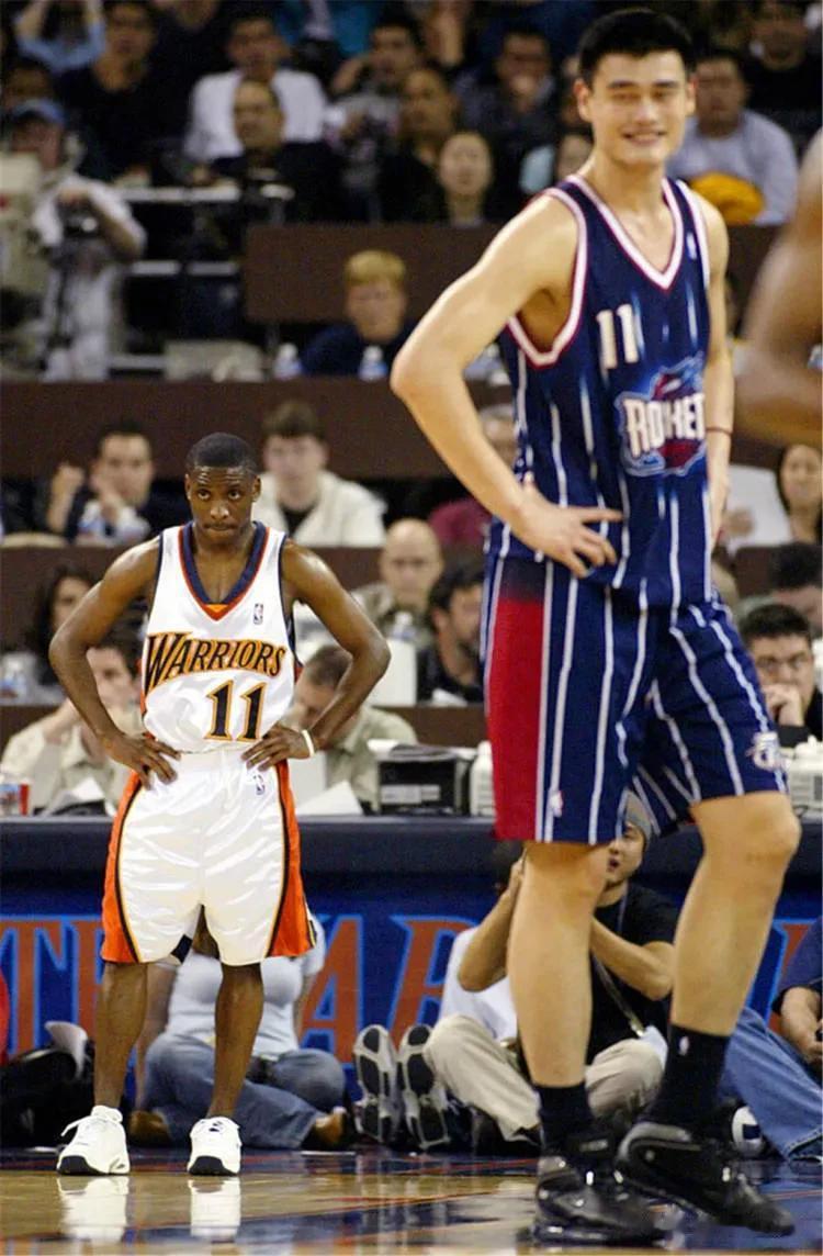 这个人1米60，在NBA就是神话一般的存在。
面对他，连乔丹魔术师姚明等大神都不(3)