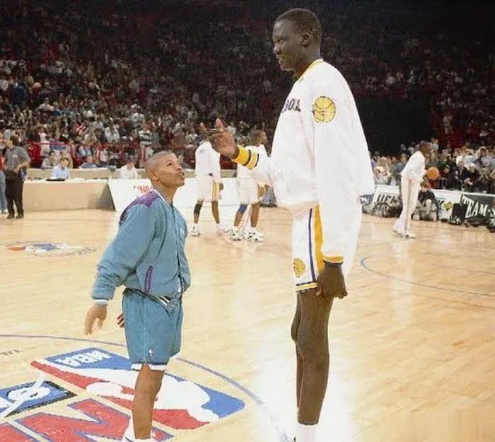 这个人1米60，在NBA就是神话一般的存在。
面对他，连乔丹魔术师姚明等大神都不(7)