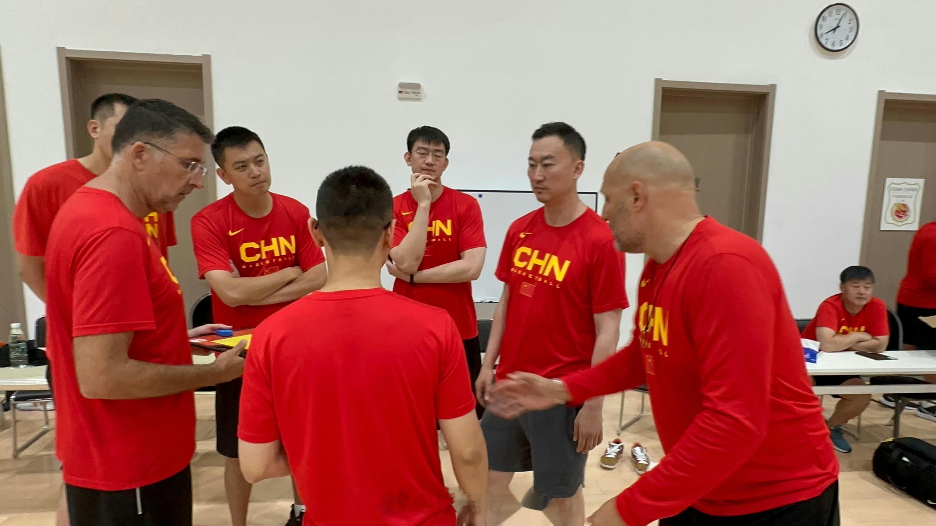 杨鸣、刘维伟、王博，这些国内优秀的年轻教练员能参与国家队集训，并和乔帅团队学习交(2)