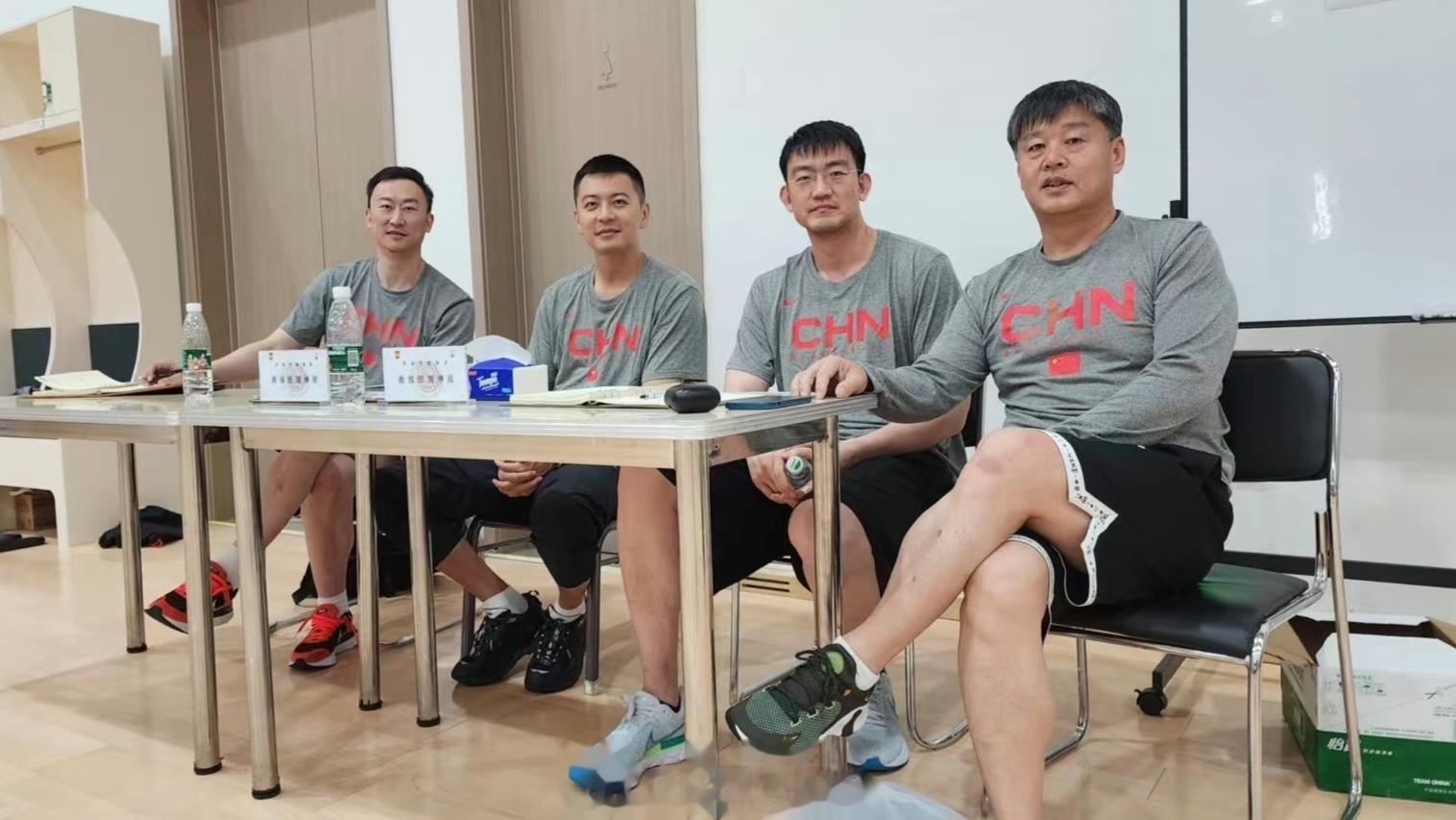 杨鸣、刘维伟、王博，这些国内优秀的年轻教练员能参与国家队集训，并和乔帅团队学习交(3)