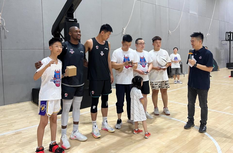 球员球迷打出“快乐篮球”！山东高速男篮举办首个球迷开放日(2)
